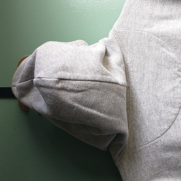 No name brand pit to pit is 26 1/2 grey - Picture 9 of 12